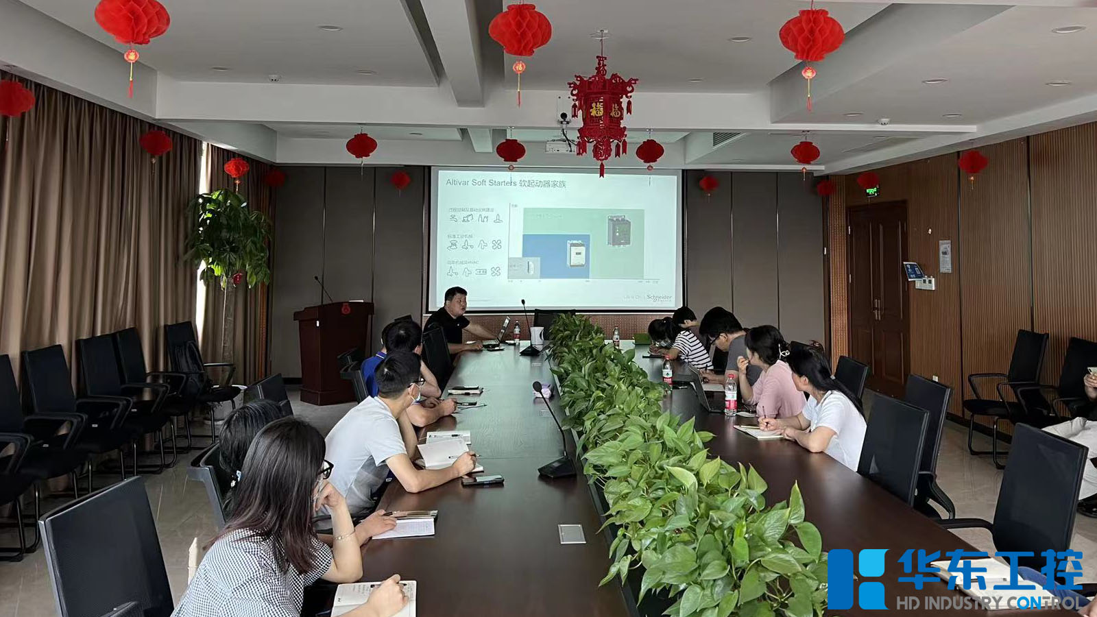 華東工控開(kāi)展<i style='color:red'>施耐德</i>軟啟，觸摸屏技術(shù)及行業(yè)應(yīng)用培訓(xùn)