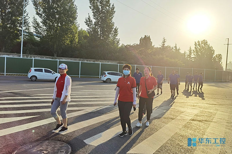 30公里徒步活動(dòng)進(jìn)行中