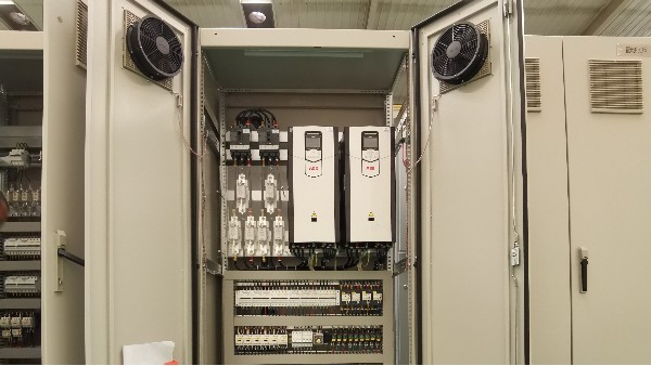 變頻控制柜賦能多領(lǐng)域高效運(yùn)行的智能解決方案